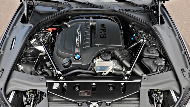 O modelo chega em versão única, 640i, com motor de seis cilindros em linha, 3.0 litros, turbo e 320 cv. Preço: 399.950 reais