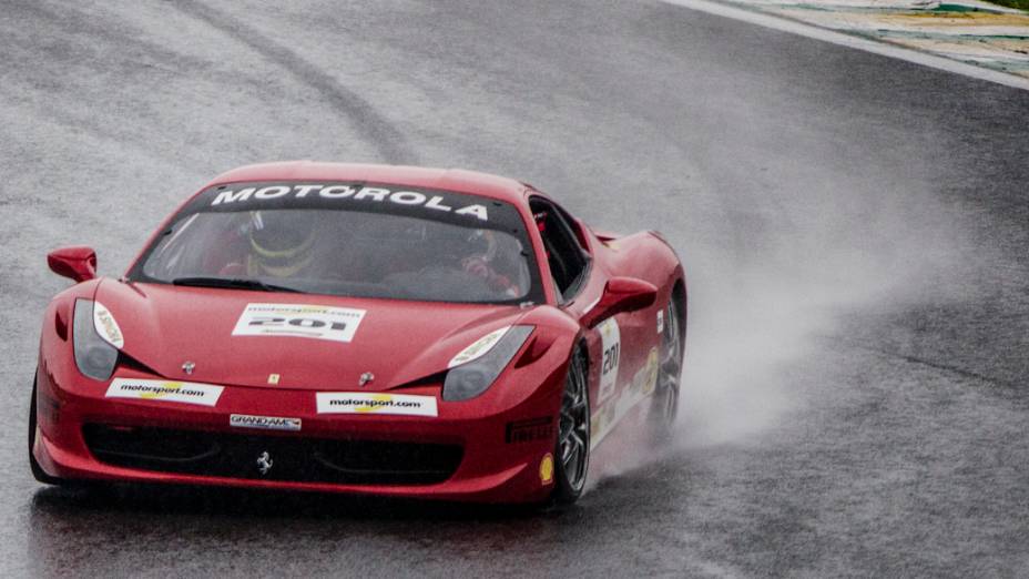 Modelos da escuderia italiana em dia chuvoso no Autódromo de Interlagos