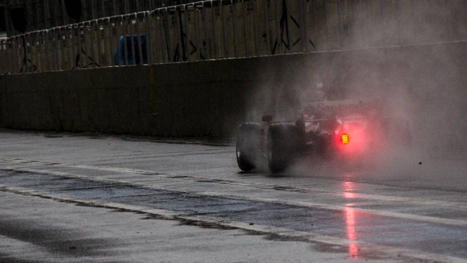 Modelos da escuderia italiana em dia chuvoso no Autódromo de Interlagos