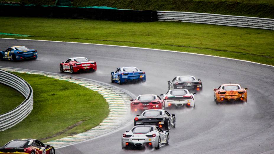 Modelos da escuderia italiana em dia chuvoso no Autódromo de Interlagos