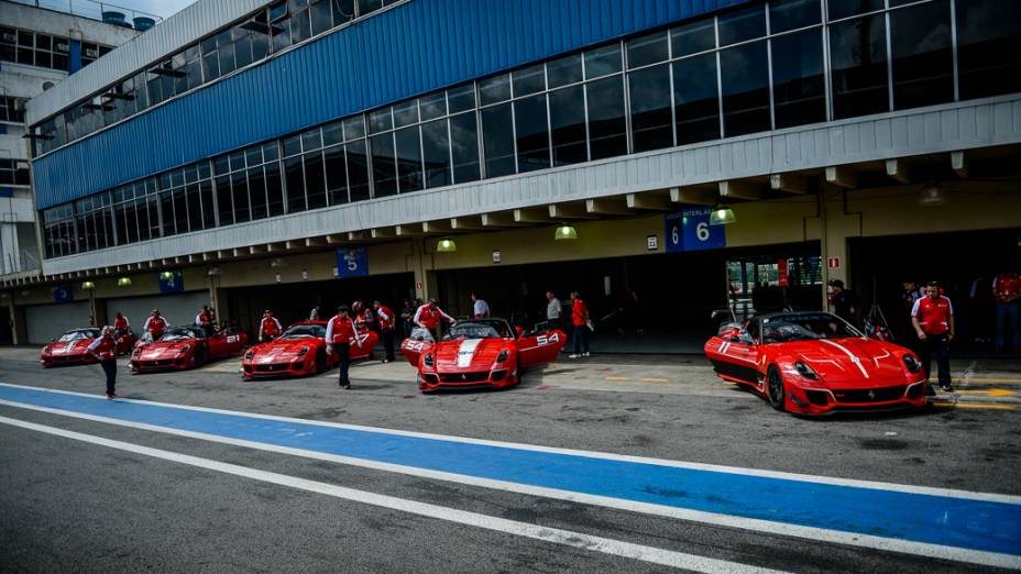 Evento reúne diversos modelos da escuderia italiana durante apresentações e competições no autódromo de Interlagos, em São Paulo