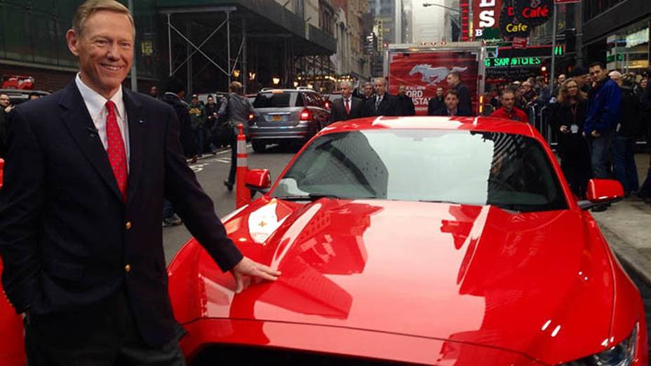 Alan Roger Mulally, chefe executivo da Ford, ao lado do novo Mustang