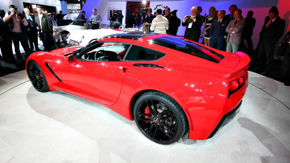 O Corvette Stingray tem motor V8 de 6.2 litros, 450 cv e acelera de 0 a 100 km/h em menos de quatro segundos