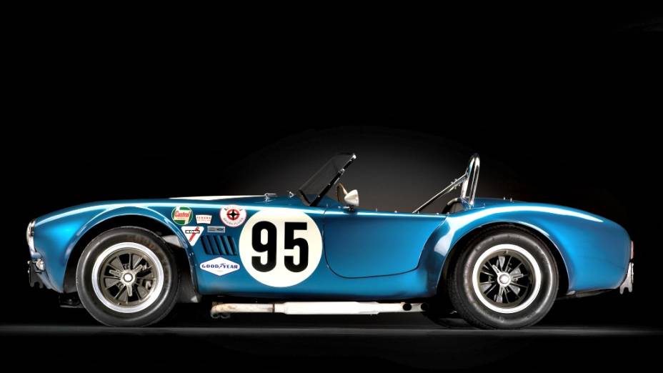 O roadster AC Shelby Cobra, criação do americano  Carroll Shelby nos anos 1960