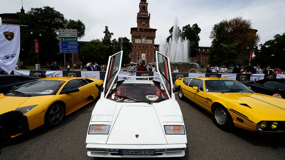 Um Countach branco, modelo produzido entre 1974 e 1990, ladeado por um Espada, à direita, e um Murciélago, à esquerda. Projetado pelo estúdio de estilo italiano Bertone, o Countach marcou a estreia das portas que abrem para cima e que se tornaram marca registrada da Lamborghini
