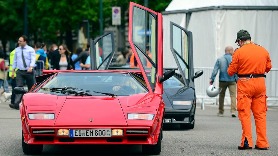 Lamborghinis Countachs aguardando liberação para iniciar o tour comemorativo aos 50 anos da marca. Substituto do cupê Espada, o Countach foi sucedido no início da década de 1990 pelo Diablo