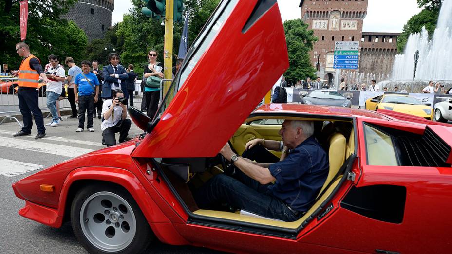 Um Lamborghini Countach, com a famosa Lambo Door aberta, em frente ao Castelo Sforza, em Milão, na Itália. O modelo foi um dos 350 superesportivos da marca do touro que participam do tour que celebra os 50 anos da marca
