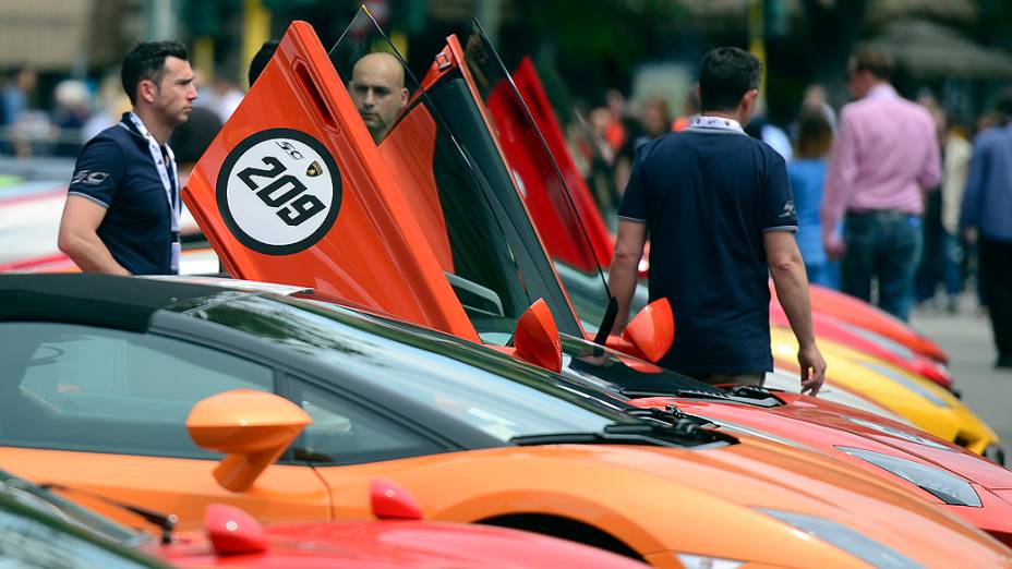 Várias unidades do Lamborghini Aventador emparelhadas no parque fechado montado em frente ao Castelo Sforza, em Milão, na Itália. O local foi por algumas horas a maior concentração de Lamborghinis do mundo e o estacionamento mais caro do planeta