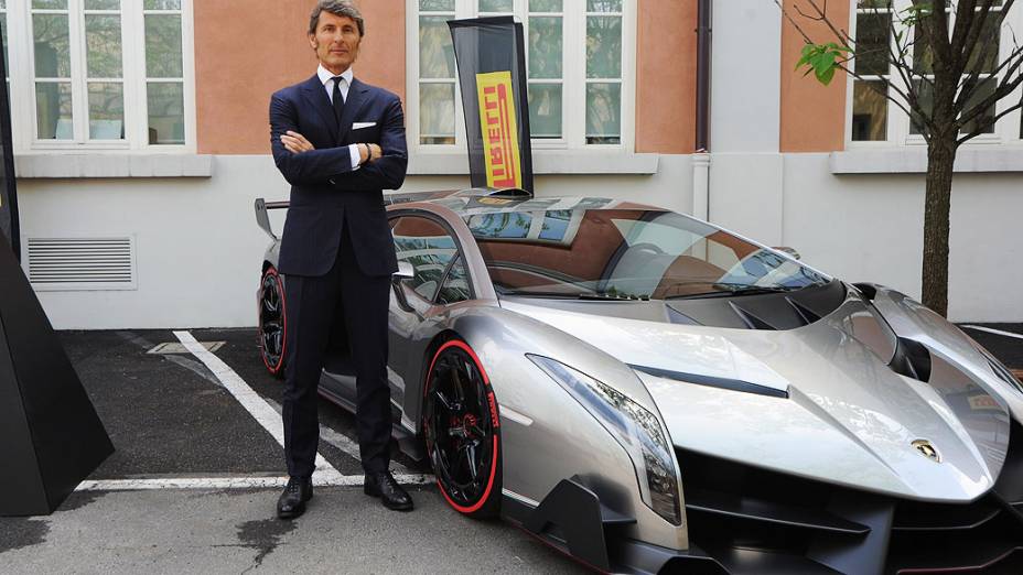  O alemão Stephan Wilkelmann, CEO da Lamborghini desde 2005, ao lado do bizarro Veneno, o mais recente rebento da Casa de SantAgata Bolognese e que teve apenas três unidades produzidas. <br><br> CEO da Lamborghini Stephan Winkelmann