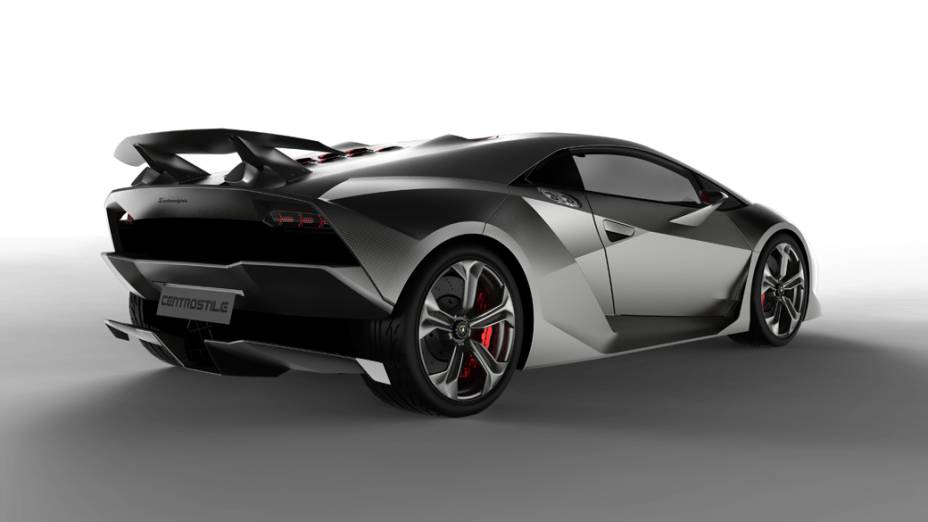 Sesto Elemento: somente 20 unidades serão montadas, com motor 5.2, V10 com 578 cv. Pesa menos de 1.000 quilos, faz de 0 a 100 km/h em menos de 2,5 segundos e  tem velocidade máxima de 322 km/h