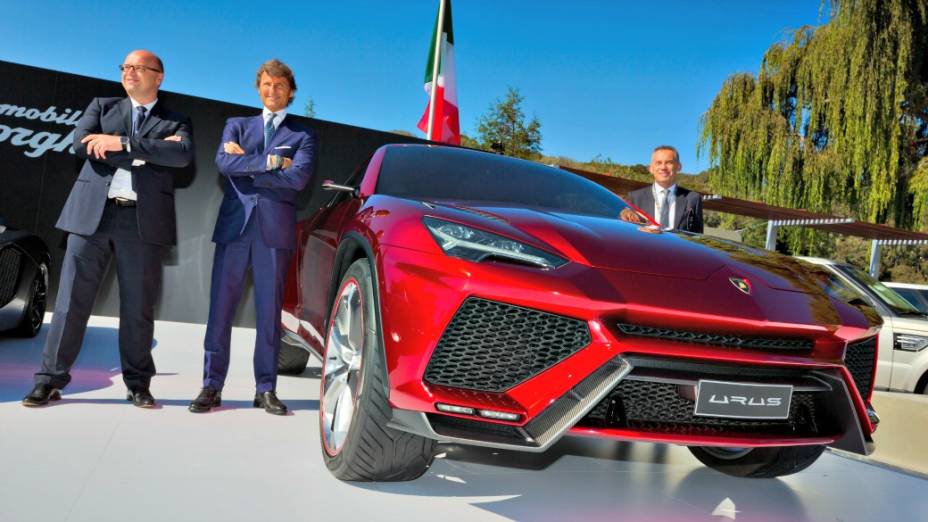  <br><br>  Filippo Perini, designer do Aventador, Stephan Winkelmann, CEO da Lamborghini, e Maurizio Reggiani, chefe do Departamento de Engenharia da marca, durante o anúncio das comemorações dos 50 anos da Lamborghini, em dezembro de 2012