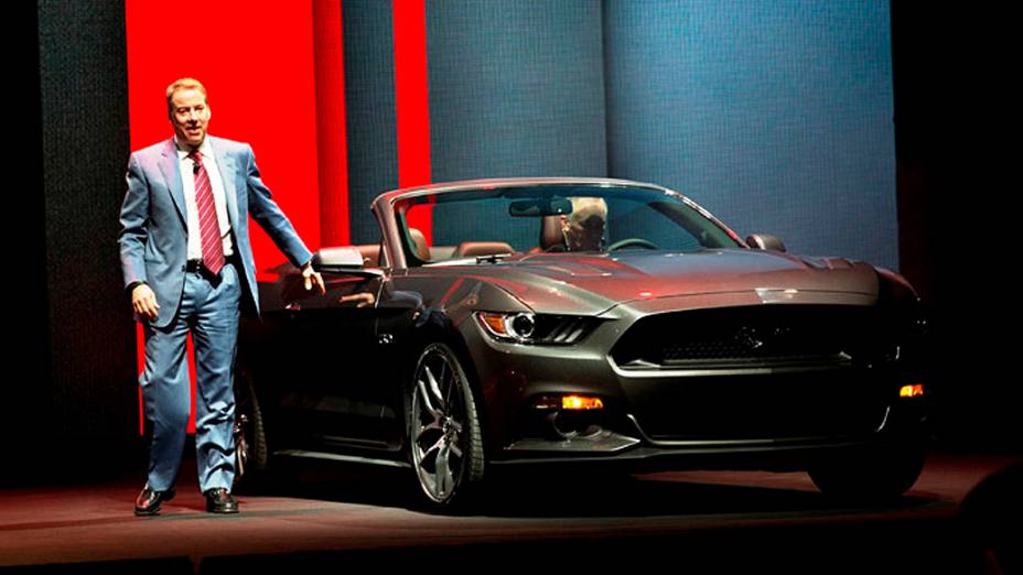 Bill Ford ao lado do novo Mustang