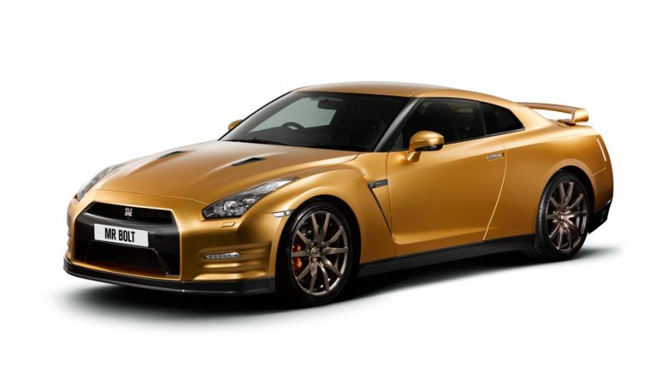Nissan GT-R exclusivo, dourado, com sistema de som Bose e emblemas com a inscrição "SpecBolt"
