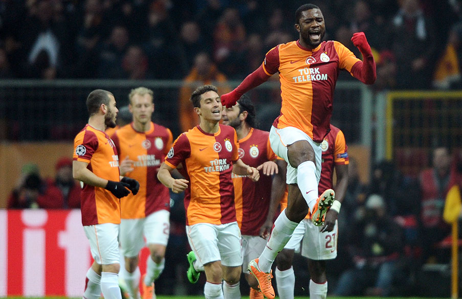 Jogador Aurelien Chedjou, do Galatasaray, comemora gol contra o Chelsea pela Liga dos Campeões, na Turquia