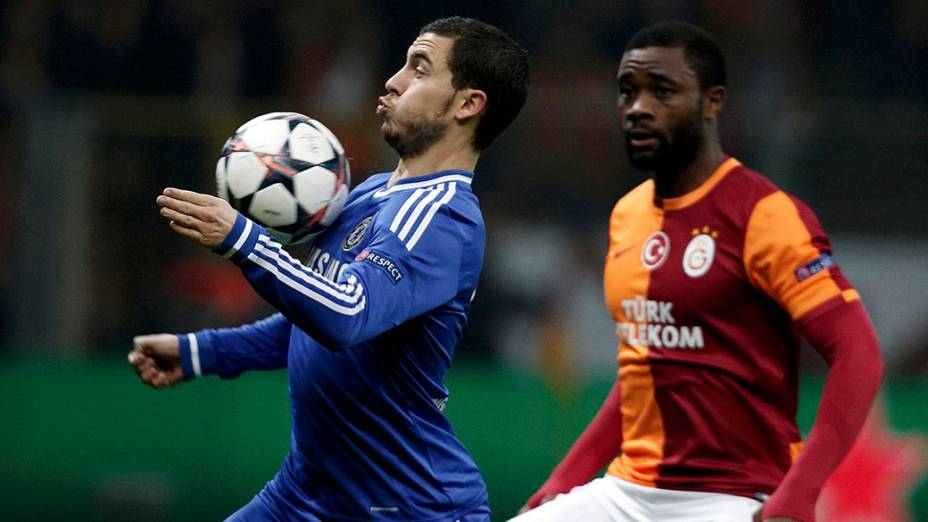 Jogador Eden Hazard, do Chelsea, domina a bola no peito em partida contra o Galatasaray, pela Liga dos Campeões, na Turquia