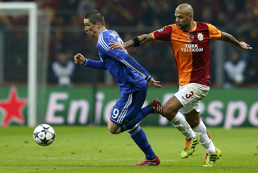 Jogador Fernando Torres, do Chelsea, disputa a bola com Felipe Melo, do Galatasaray, pela Liga dos Campeões, na Turquia