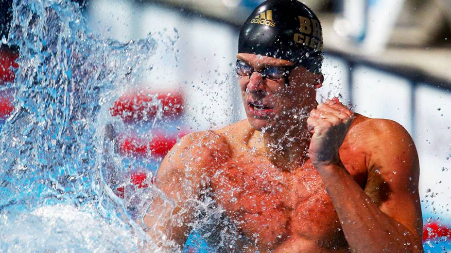 Cielo comemora após vencer 50m livre final masculina durante os Campeonatos Mundiais de Natação no Sant Jordi Arena em Barcelona