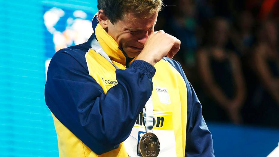 Cielo chorando após vencer 50m livre final masculina durante os Campeonatos Mundiais de Natação no Sant Jordi Arena em Barcelona