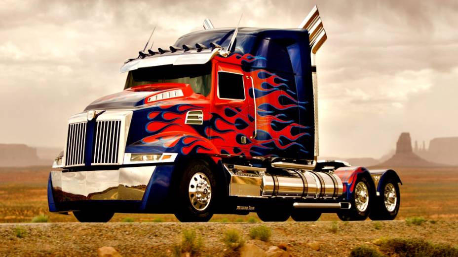 Fabricado em Portland, nos EUA, o Western Star Série 4800 travestido de Optimus Prime traz um motor de seis cilindros em linha com até 470 cv de potência e brutos 228 kgfm de torque