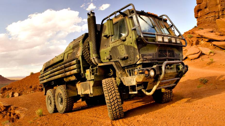 Fabricado pela empresa americana Oshkosh Defense, o Veículo Tático Médio é usado em missões de suporte de tropas, entre outras atribuições