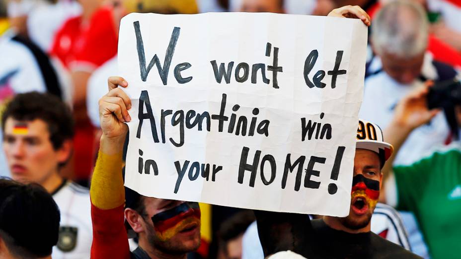 Torcedores alemães seguram cartaz escrito em inglês "não deixaremos a Argentina ganhar em sua casa" no Maracanã, no Rio