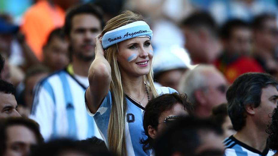 Torcedora da Argentina durante o jogo contra a Alemanha na final da Copa no Maracanã, no Rio