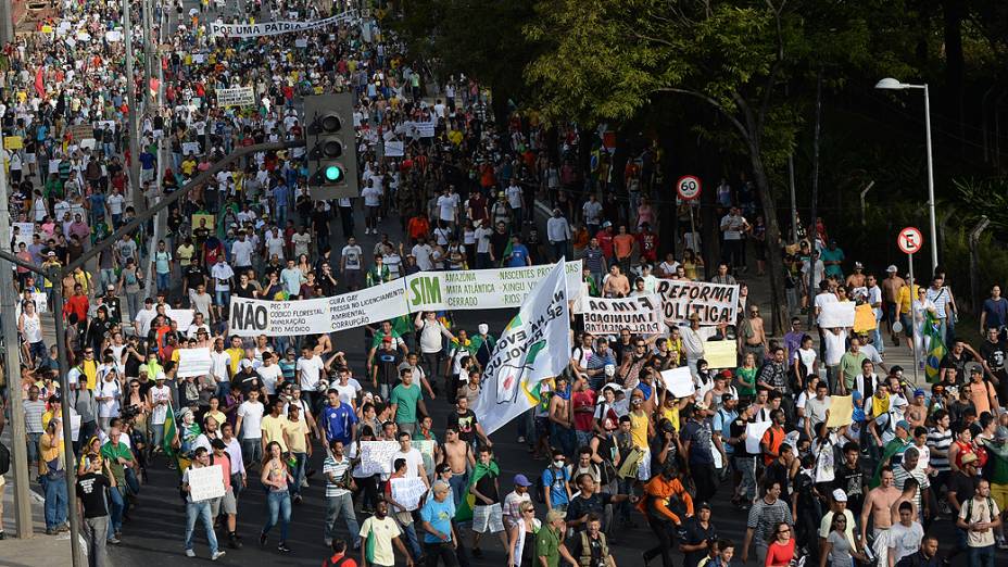 Manifestantes realizaram protestos contra a corrupção nas proximidades do estádio do Mineirão, em Belo Horizonte, antes da partida entre Japão e México, no sábado (22)