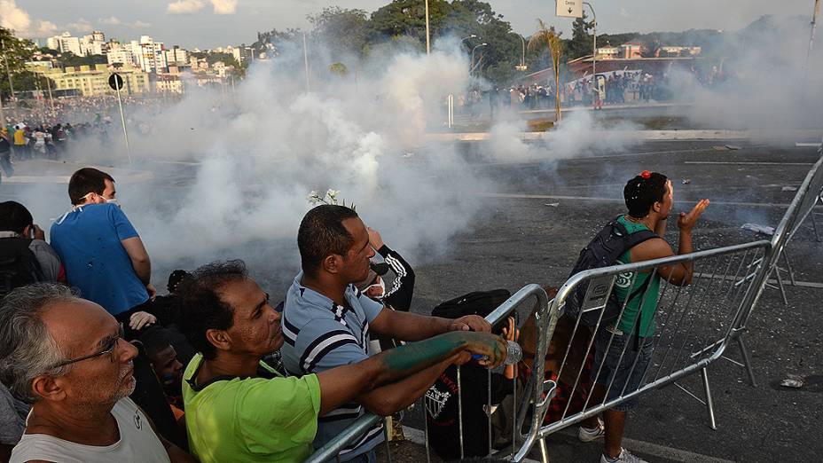 Manifestantes realizaram protestos contra a corrupção nas proximidades do estádio do Mineirão, em Belo Horizonte, antes da partida entre Japão e México, no sábado (22)