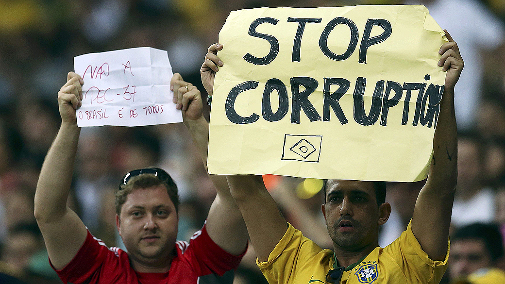 Manifestantes realizaram protestos contra a corrupção durante a partida entre Japão e México, no sábado (22)