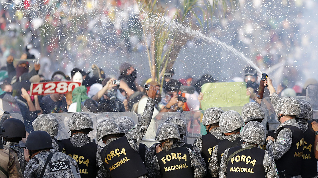 Manifestantes realizaram protestos contra a corrupção nas proximidades do estádio do Mineirão, em Belo Horizonte, antes da partida entre Japão e México, no sábado (22)