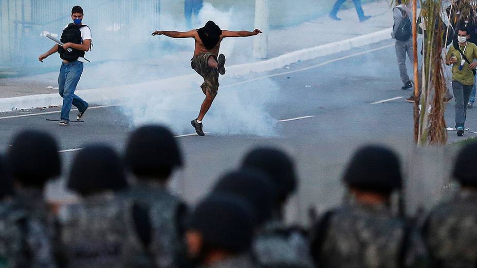 Manifestantes realizaram protestos contra a corrupção nas proximidades do estádio do Mineirão, em Belo Horizonte, antes da partida entre Japão e México, no sábado (22)