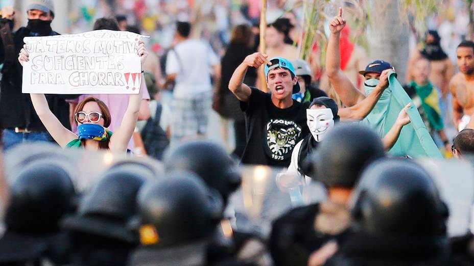 Manifestantes realizaram protestos nas proximidades do estádio do Mineirão, em Belo Horizonte, antes da partida entre Japão e México, no sábado, dia 22