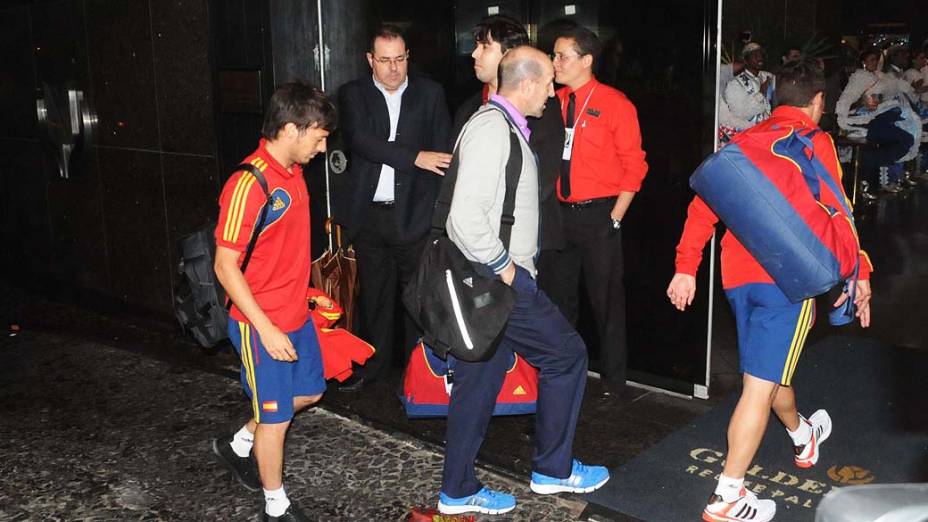 Seleção da Espanha chega ao Hotel Recife Palace Golden Tulip, em Boa Viagem, na noite de ontem. O time enfrenta o Uruguai, no domingo às 19h, na Arena Pernambuco, válido pelo Grupo 2 da Copa das Confederações