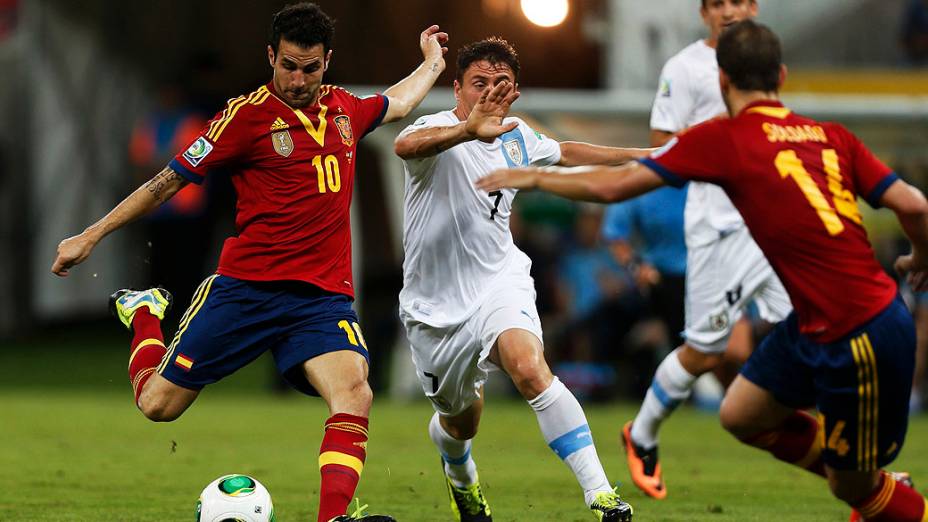 Fábregas durante partida entre Espanha e Uruguai pela Copa das Confederações, no Recife