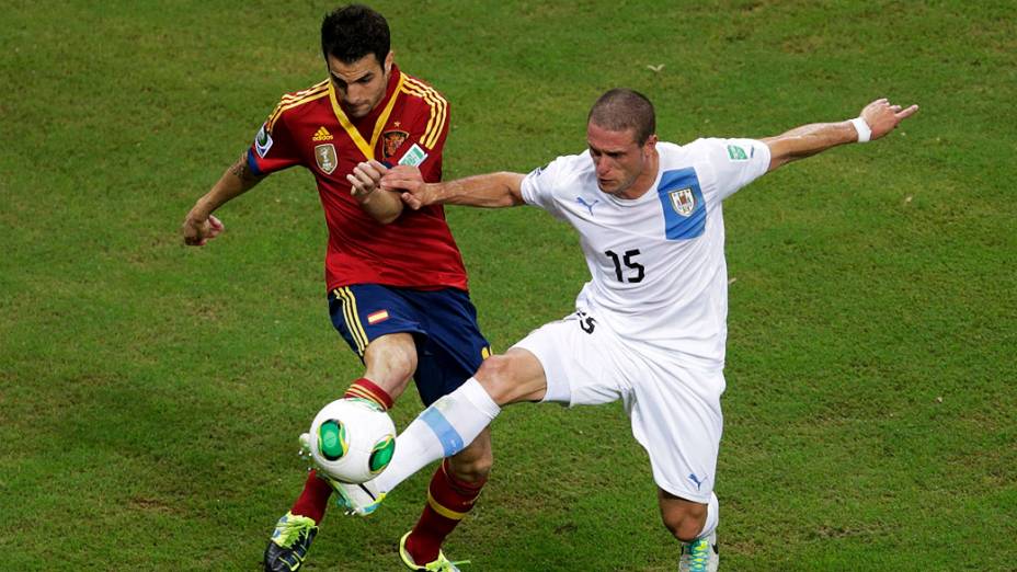 Fábregas durante partida entre Espanha e Uruguai pela Copa das Confederações, no Recife
