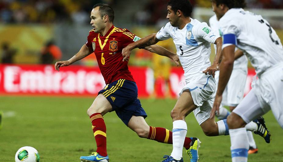 Iniesta durante partida entre Espanha e Uruguai pela Copa das Confederações, no Recife