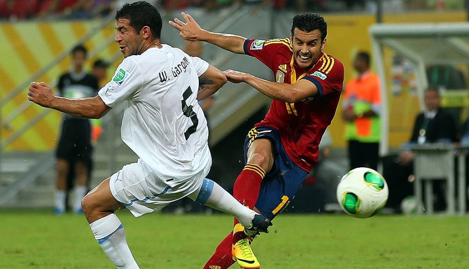 Pedro marca primeiro gol durante partida entre Espanha e Uruguai pela Copa das Confederações, no Recife
