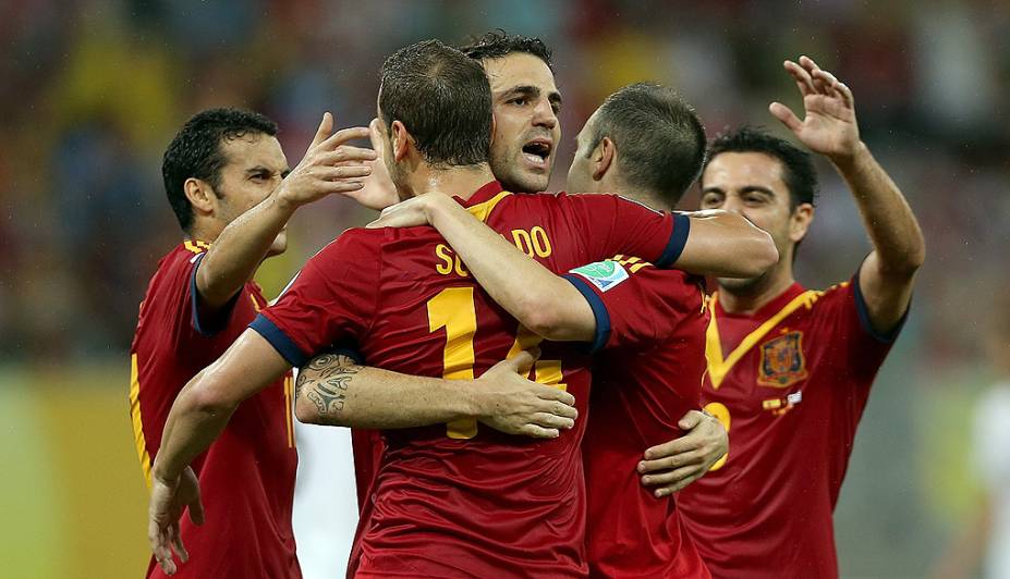 Soldado comemora segundo gol da Espanha durante partida contra o Uruguai pela Copa das Confederações, no Recife