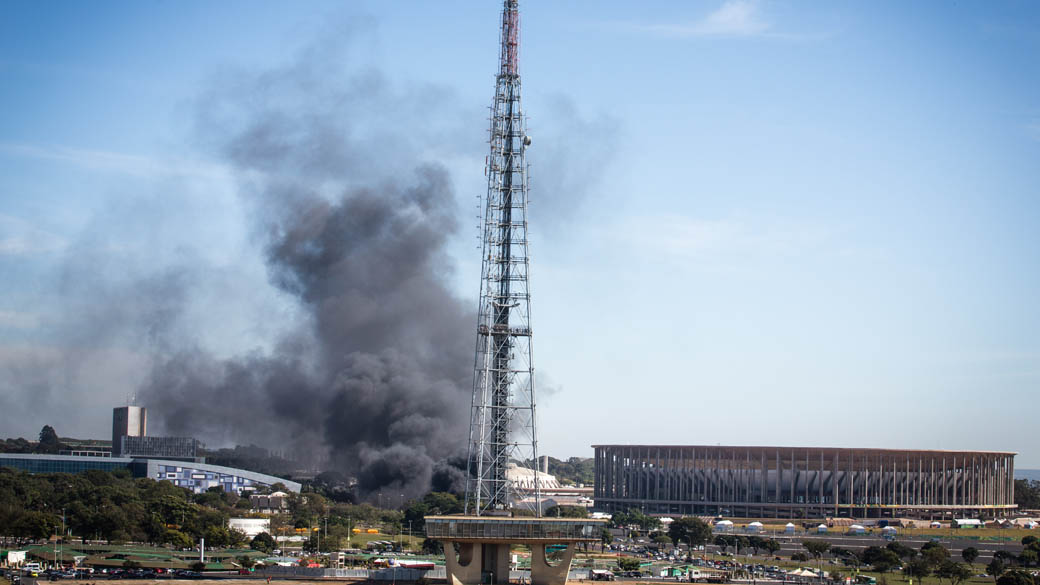 Fumaça próximo ao Estádio Mané Garrincha: manifestantes queimaram pneus