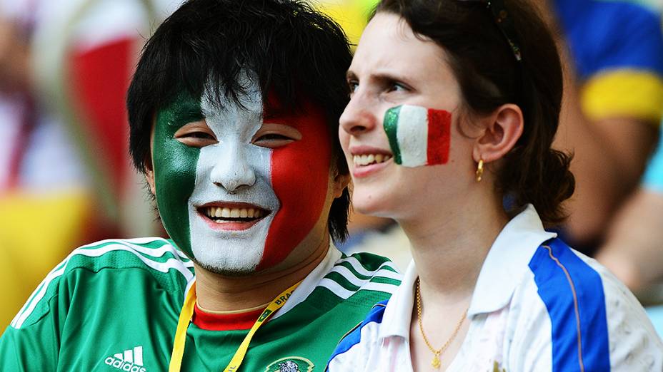 Torcedores fazem festa durante segundo jogo da Copa das Confederações entre México e Itália, no Maracanã