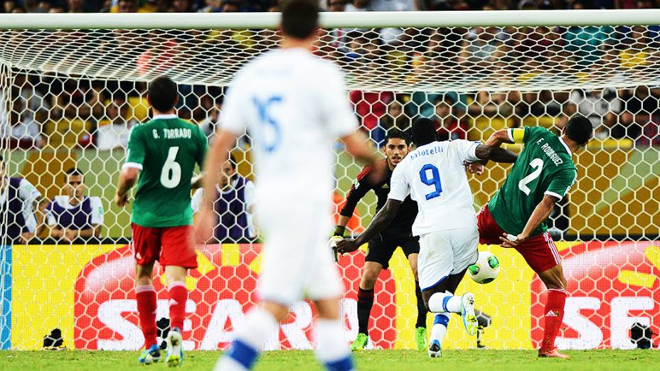 Mario Balotelli marca gol da vitória da Itália sobre o México pela Copa das Confederações, no Maracanã