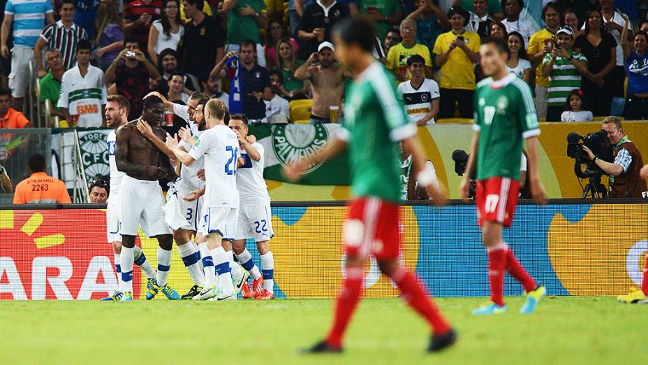 Mario Balotelli comemora gol na vitória da Itália sobre o México pela Copa das Confederações, no Maracanã
