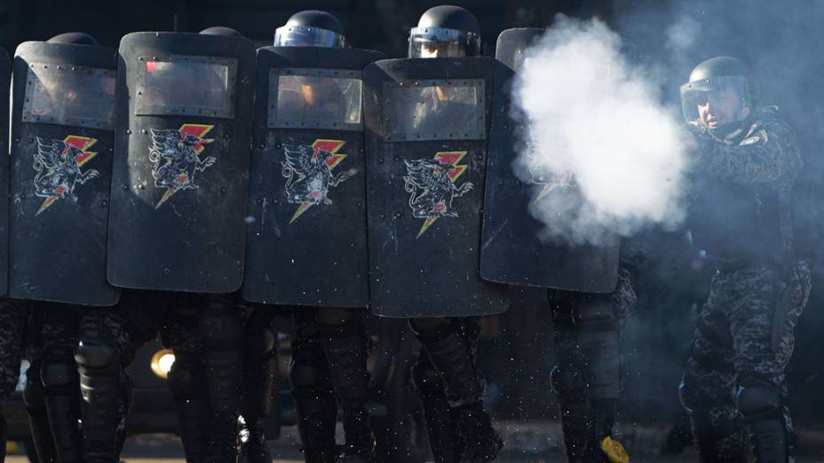 Membro da polícia lança gás lacrimogênio durante um exercício de segurança e controle para a Copa das Confederações 2013, em Brasília