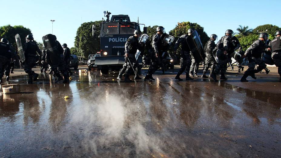 Polícia faz um exercício de segurança e controle para a Copa das Confederações 2013, em Brasília