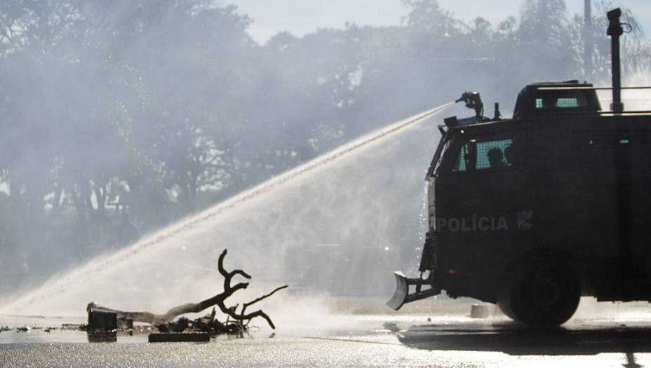 Veículo da tropa de choque de Brasília Militar lança jatos de água durante um exercício de segurança e controle para a Copa das Confederações 2013, em Brasília