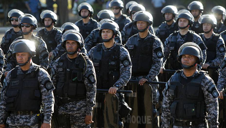 Polícia forna barreira durante um exercício de segurança e controle para a Copa das Confederações 2013, em Brasília