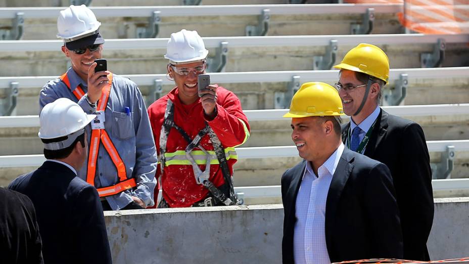 Ronaldo, membro do Comitê Organizador Local, visita o estádio do Beira-Rio ao lado de Valcke