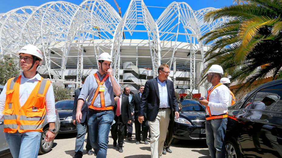 Secretário-geral da FIFA, Jérôme Valcke, chega para visitar o estádio Beira-Rio, em Porto Alegre