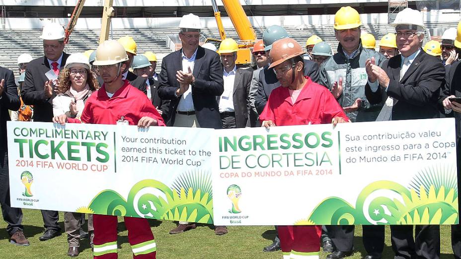 Operários recebem ingresso simbólico que lhes dá o direito de assistir a um jogo da Copa no estádio em que trabalharam