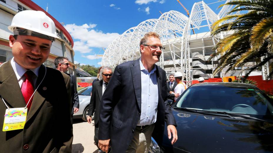 Secretário-geral da FIFA, Jérôme Valcke, chega para visitar o estádio Beira-Rio, em Porto Alegre